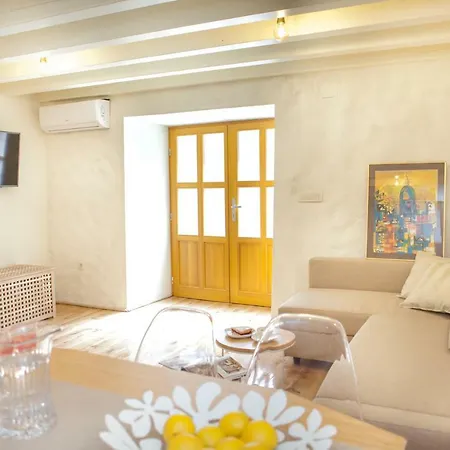 Brunela-free Parking Szybenik